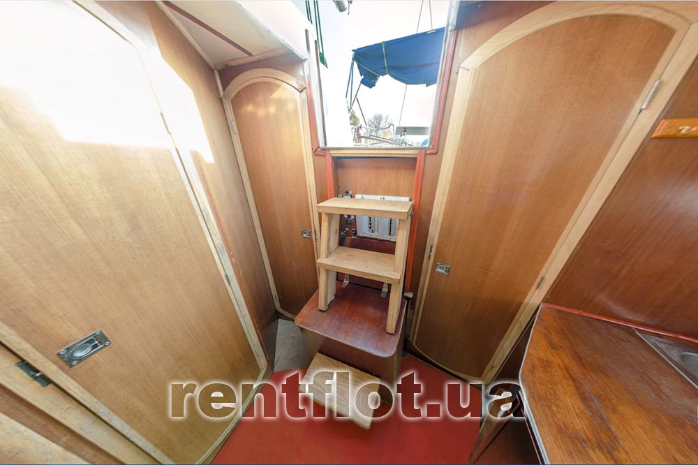 Выход из кают-компании на кокпит парусной яхты Диамант