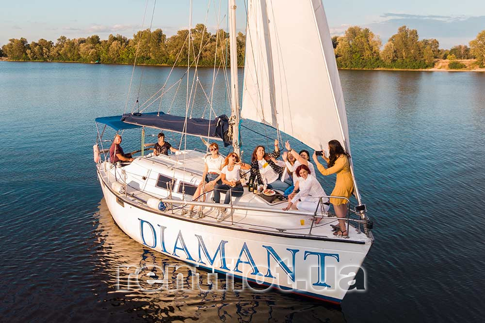 Прогулка с друзьями на парусной яхте Диамант