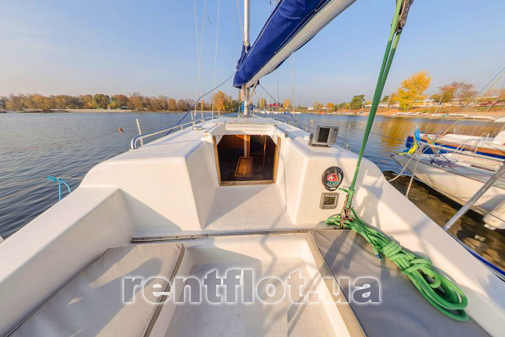 Вход в кают-компанию парусной яхты Диамант