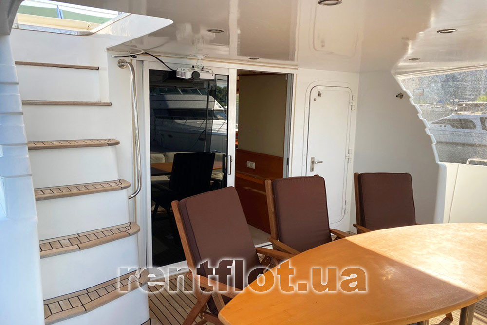 Enlarge photo of the entrance to the saloon of motor yacht Elina Entrance to the wardroom of motor yacht Elina