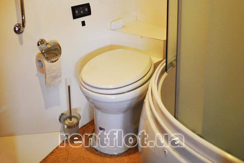 Enlarge photo of the latrine of motor yacht Elina Toilet of motor yacht Elina