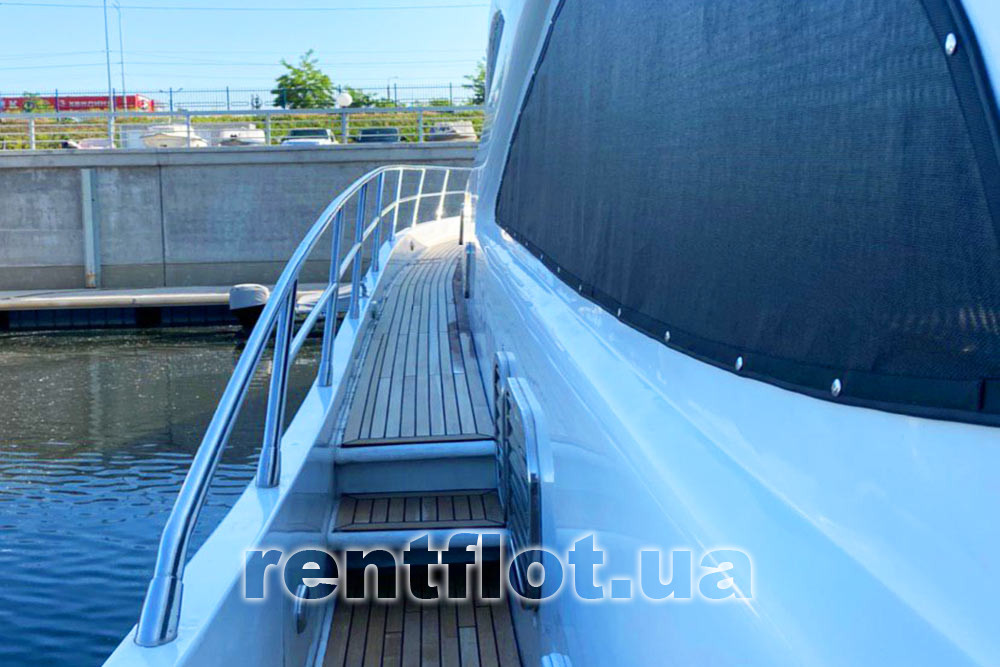 Enlarge photo of the passage on the port side to the bow of motor yacht Elina Passage on the port side to the bow of motor yacht Elina