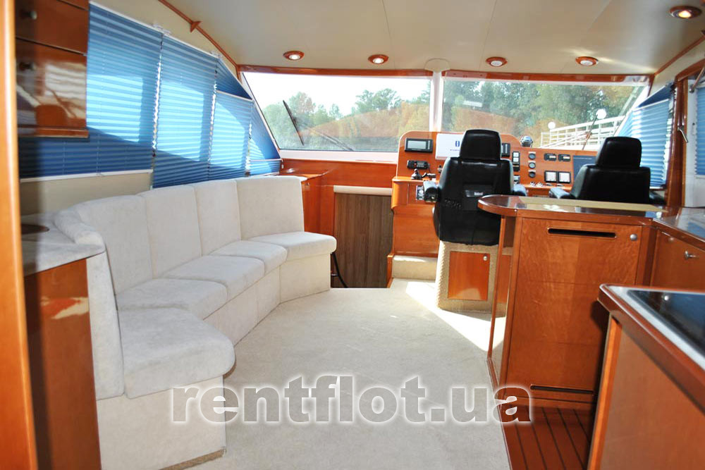 Enlarge photo of the bow of the saloon of motor yacht Elina The bow of the saloon of the motor yacht Elina