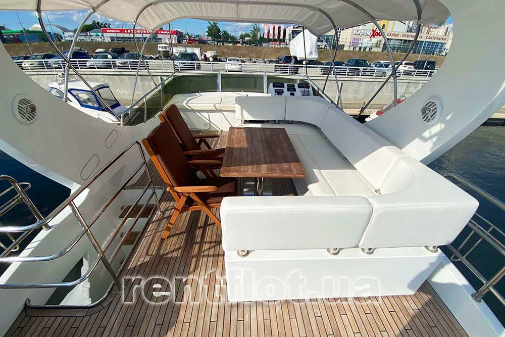 Enlarge photo of the flybridge of motor yacht Elina Flybridge of motor yacht Elina