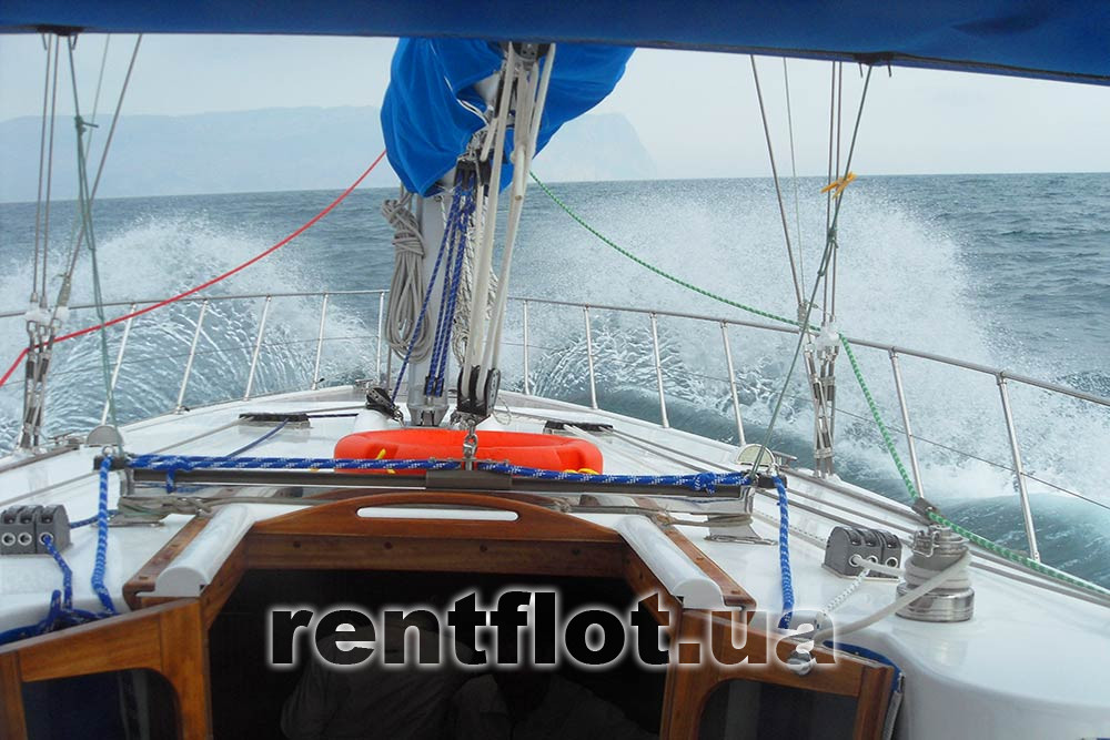 Парусна яхта Флавія на високих хвилях