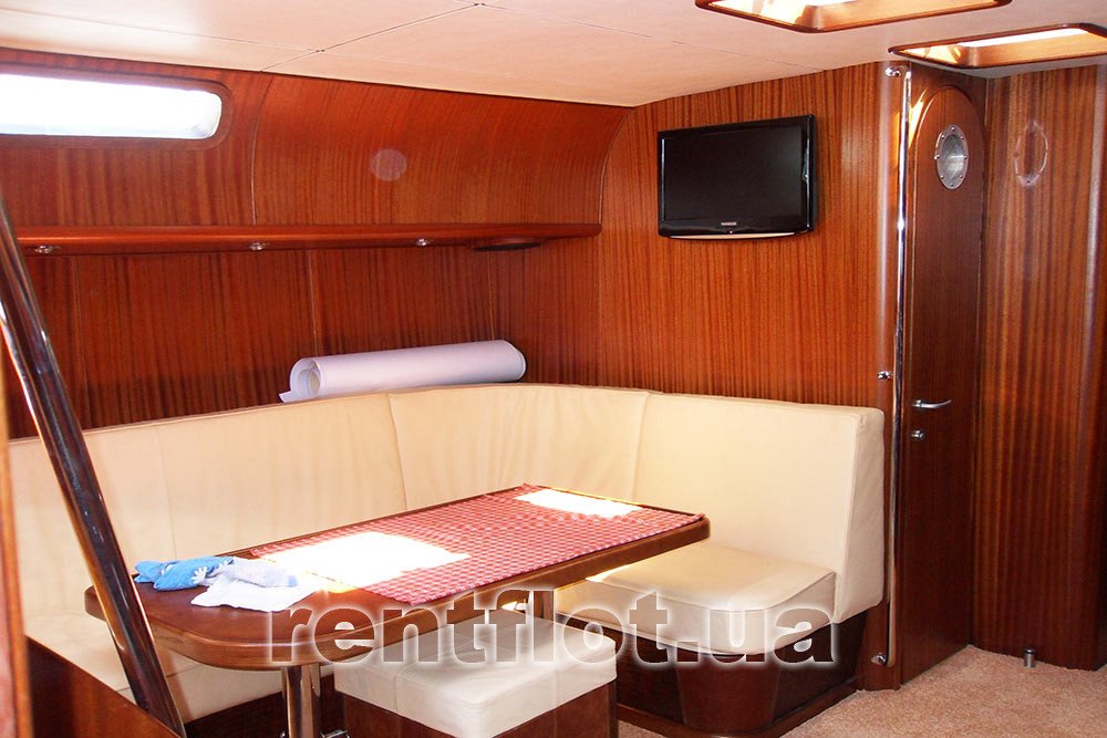 Кают-компанія парусної яхти Флавія