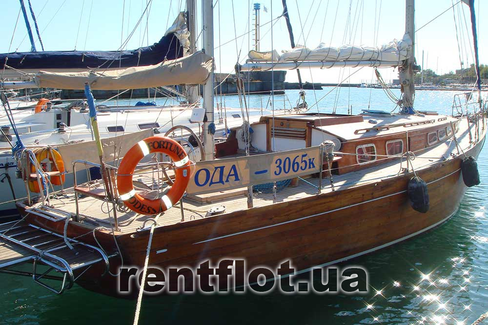 Парусная яхта Фортуна у причала