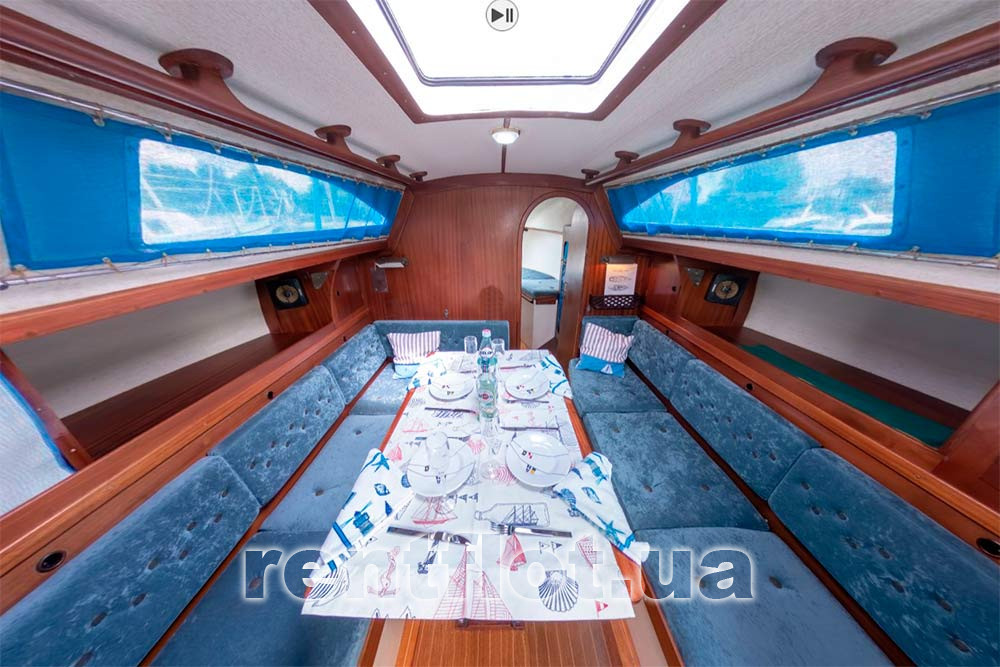Банкет в кают-компании парусной яхты Карина