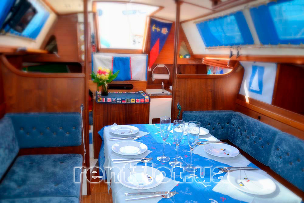 Выход из кают-компании на кокпит парусной яхты Карина