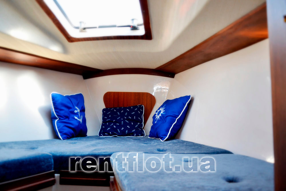 Носовая каюта парусной яхты Карина