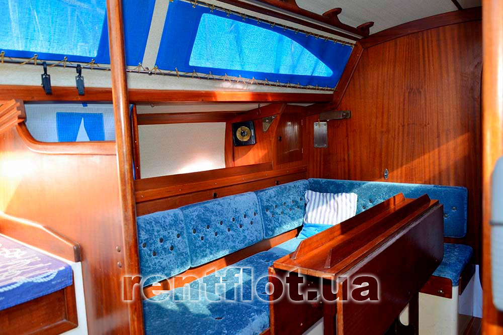 Раскладной стол в кают-компании парусной яхты Карина