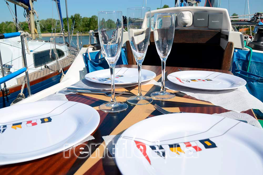 Стол на кокпите парусной яхты Карина