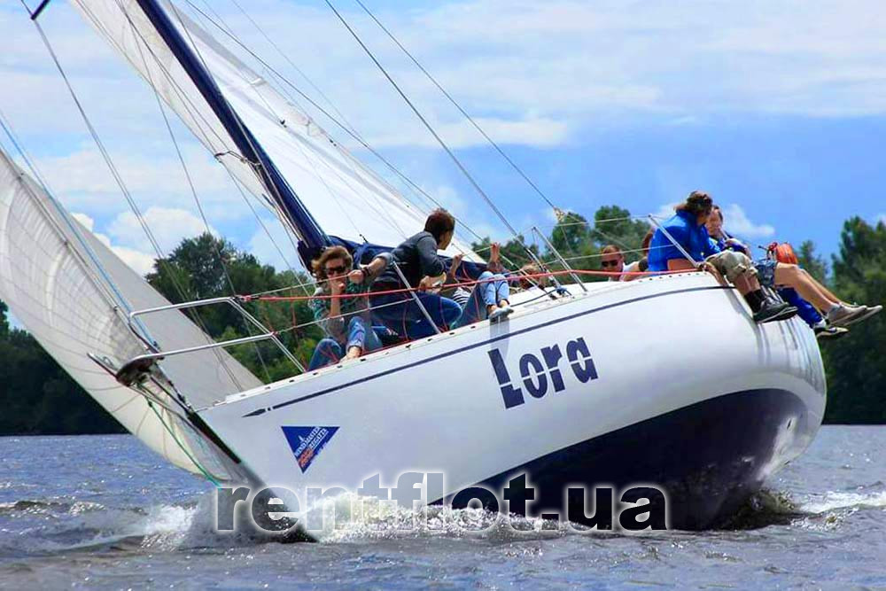 Увеличить фото парусная яхта Лора идёт левым галсом Парусная яхта Лора идёт левым галсом