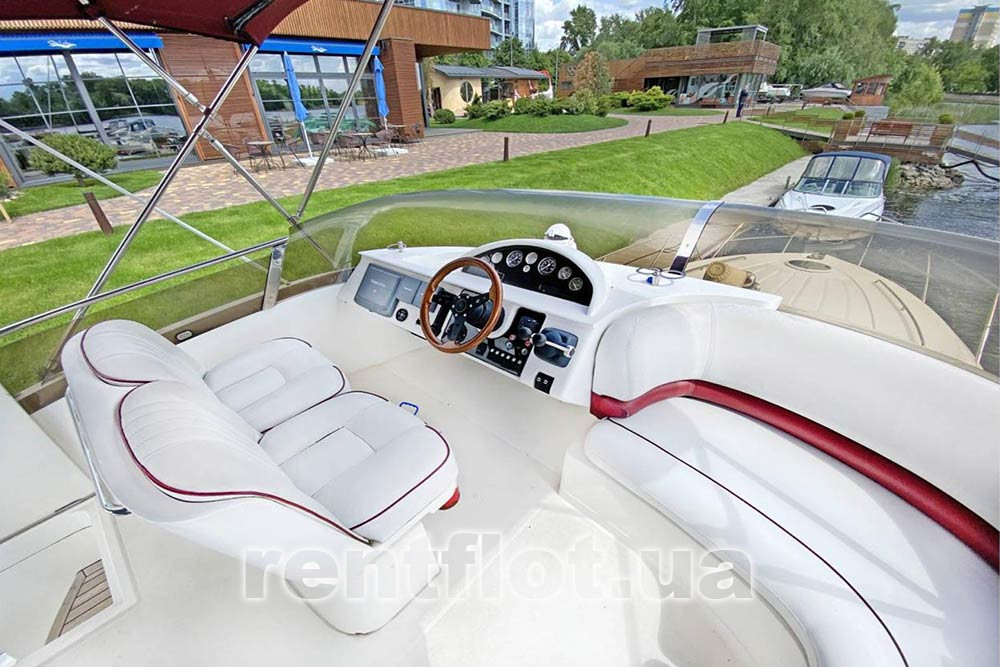 Enlarge photo of the captain's bridge of motor yacht Princess-45 Captain's bridge of motor yacht Princess-45