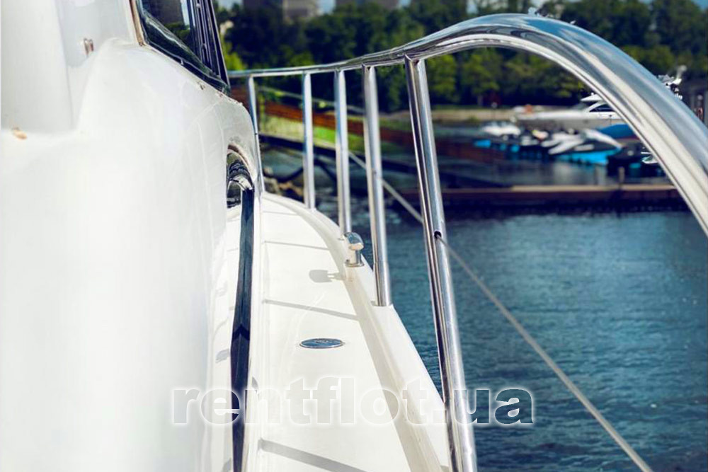 Enlarge photo of the starboard passage of motor yacht Princess-45 Passage on the starboard side of motor yacht Princess-45