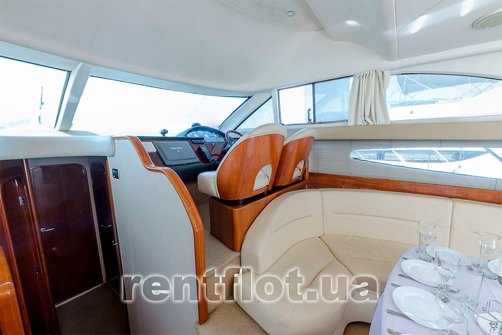 Enlarge photo of the entrance to the block of cabins of motor yacht Princess-45 Entrance to the block of cabins of motor yacht Princess-45