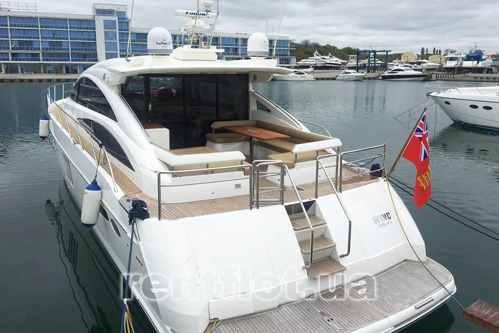 Корма моторной яхты Принцесс-65