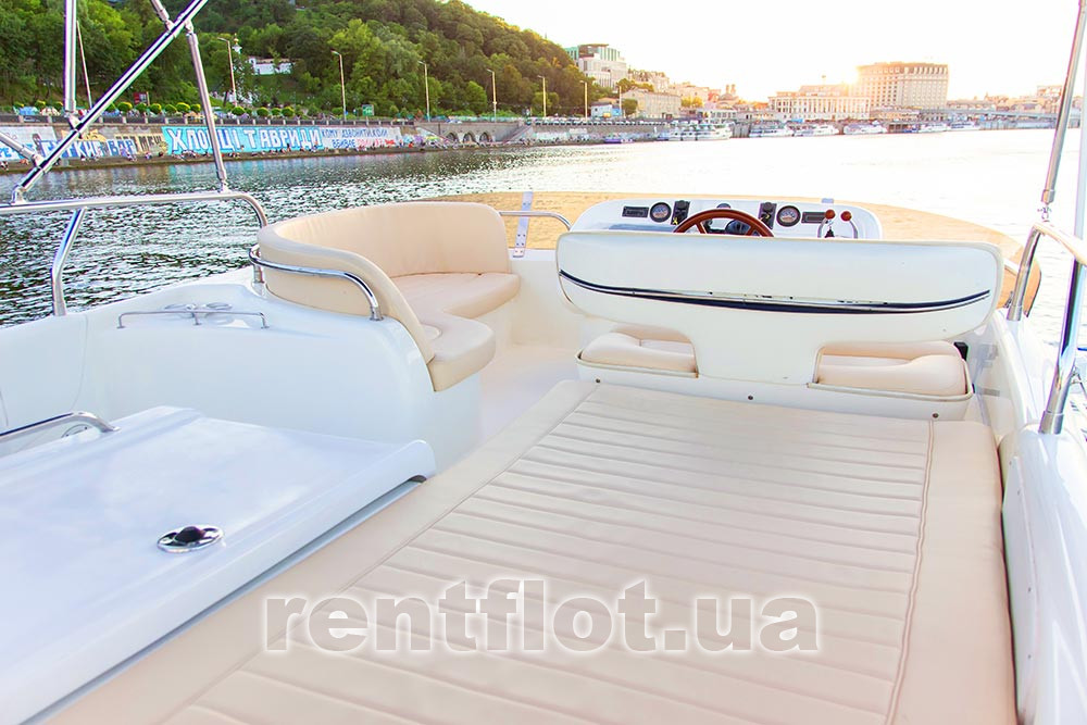 Увеличить фото носовой части флайбриджа на моторной яхте Си Лайн Носовая часть флайбриджа на моторной яхте Си Лайн