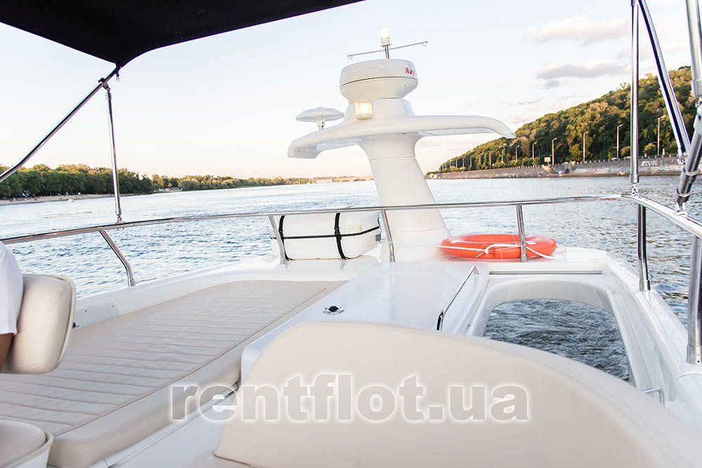 Увеличить фото кормовой части флайбриджа на моторной яхте Си Лайн Кормовая часть флайбриджа на моторной яхте Си Лайн