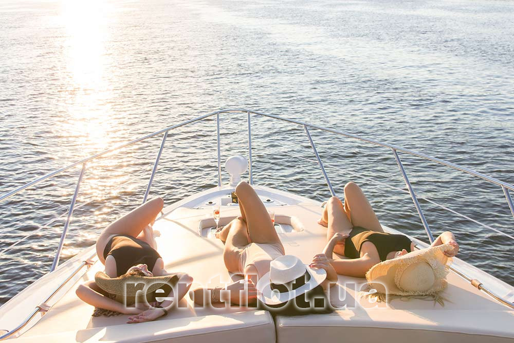 Увеличить фото солнечной палубы на моторной яхте Си Лайн Солнечная палуба на моторной яхте Си Лайн