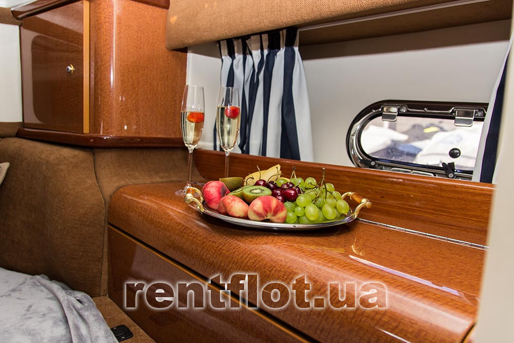Увеличить фото праздника в каюте моторной яхты Си Лайн Праздник в каюте моторной яхты Си Лайн
