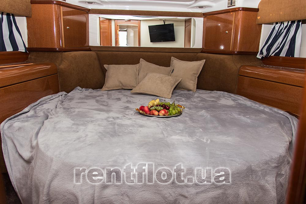 Увеличить фото первой каюты моторной яхты Си Лайн Первая каюта моторной яхты Си Лайн