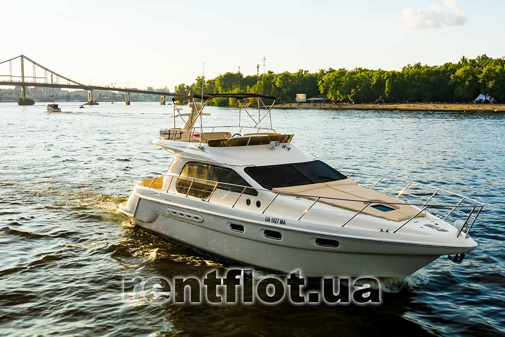 Увеличить фото правого борта моторной яхты Си Лайн Правый борт моторной яхты Си Лайн