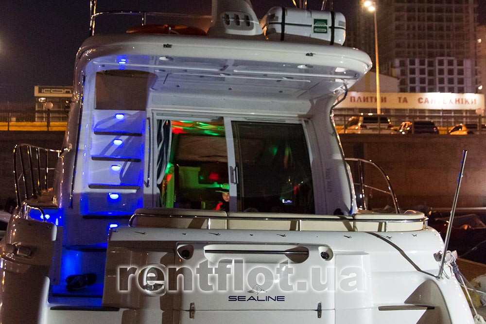 Увеличить фото вечерней подсветки кормы моторной яхты Си Лайн Вечерняя подсветка кормы моторной яхты Си Лайн