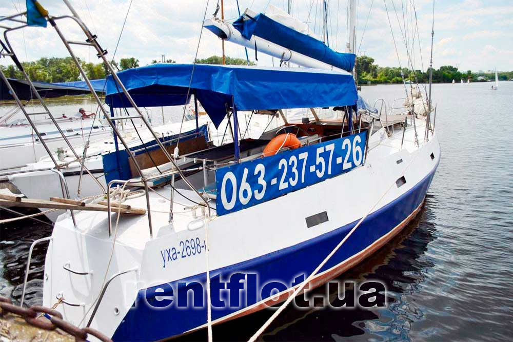 Парусна яхта Яна біля причалу