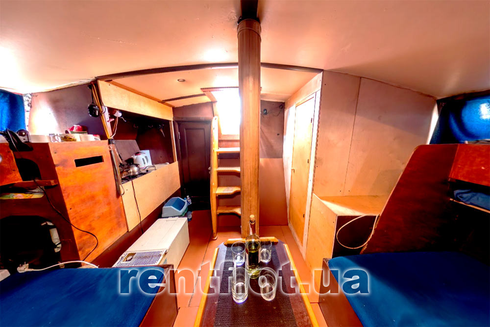 Камбуз і вихід на палубу з кают-компанії парусної яхти Яна