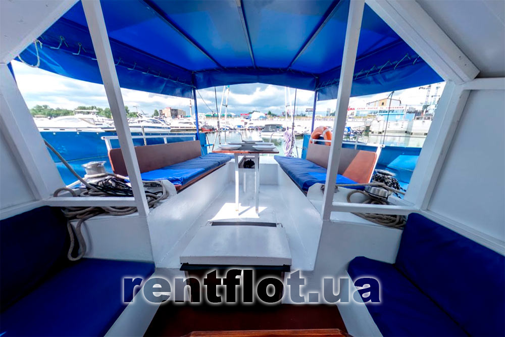 Кормовий кокпіт парусної яхти Яна