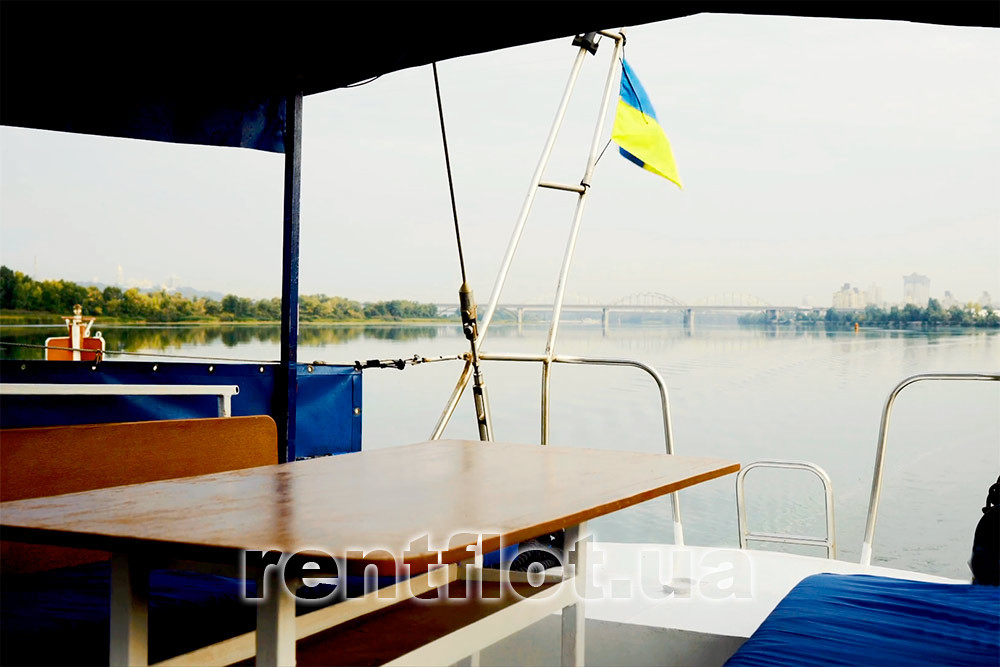 Стіл на кокпіті парусної яхти Яна