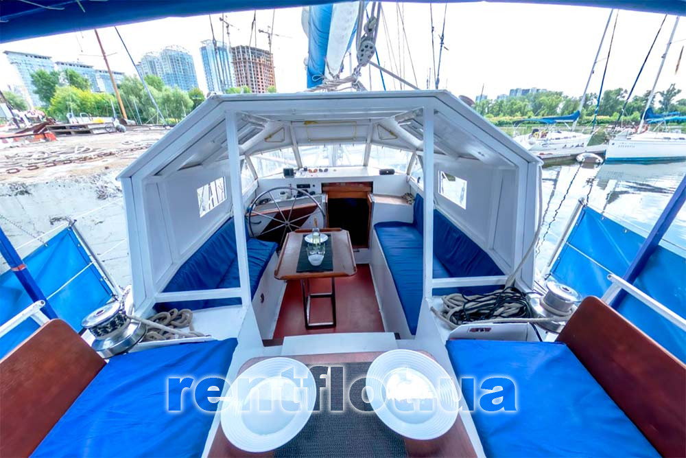 Носовий кокпіт парусної яхти Яна