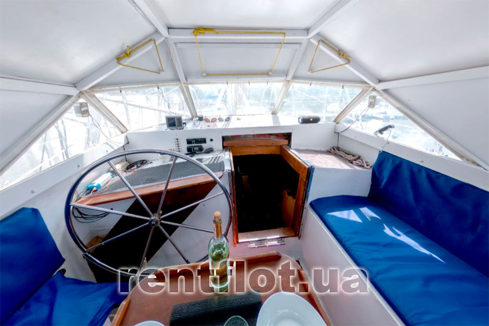 Штурвал і вхід в кают-компанію парусної яхти Яна