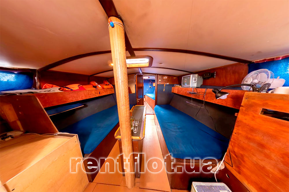 Кают-компанія парусної яхти Яна